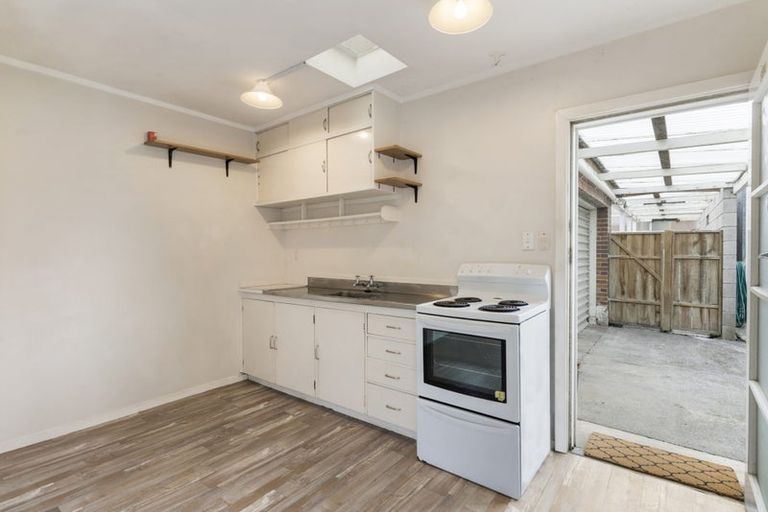 Photo of property in 58 Yeovil Road, Te Atatu Peninsula, Auckland, 0610