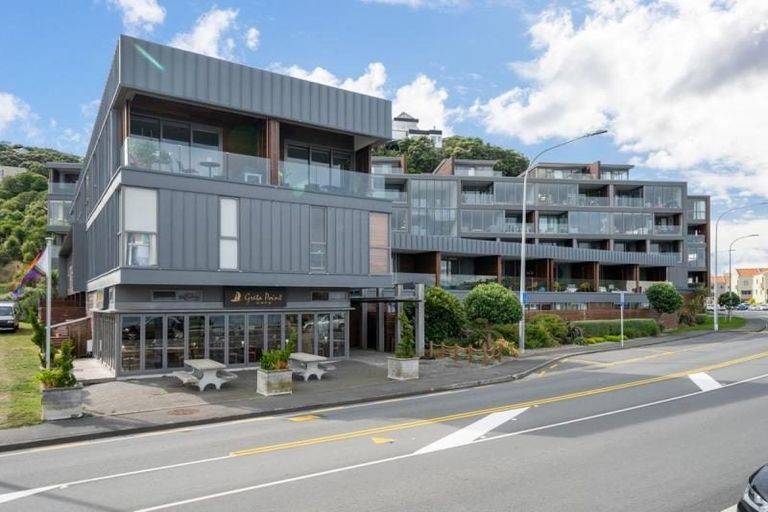 Photo of property in Patent 326 Apartments, 205s/326 Evans Bay Parade, Hataitai, Wellington, 6021