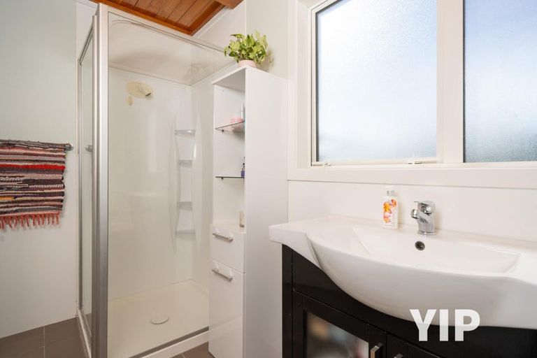 Photo of property in 4 Fernhaven Grove, Newlands, Wellington, 6037