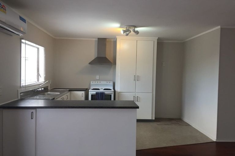 Photo of property in 2/103 Bruce Mclaren Road, Henderson, Auckland, 0612