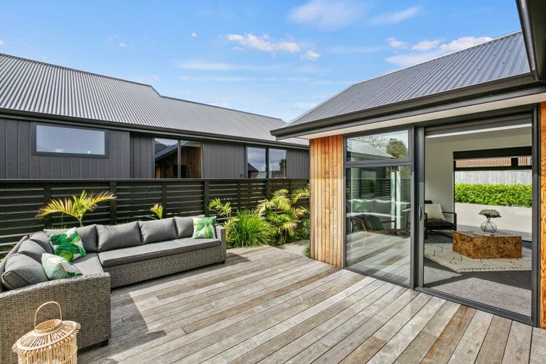 Photo of property in 11 Donnelly Street, Oakura, 4314