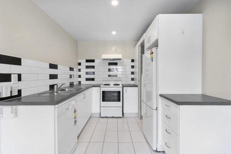 Photo of property in 2/93a Kelburn Parade, Kelburn, Wellington, 6012