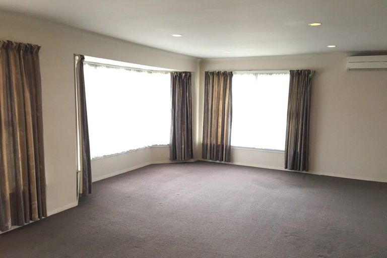 Photo of property in 33 Denniston Crescent, Redwood, Christchurch, 8051