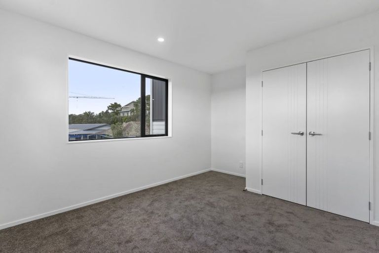 Photo of property in 8e Tahinga Street, Northcote, Auckland, 0627