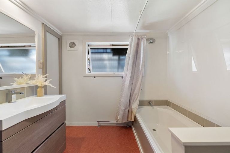 Photo of property in 44 Arawata Terrace, Sunshine Bay, Queenstown, 9300