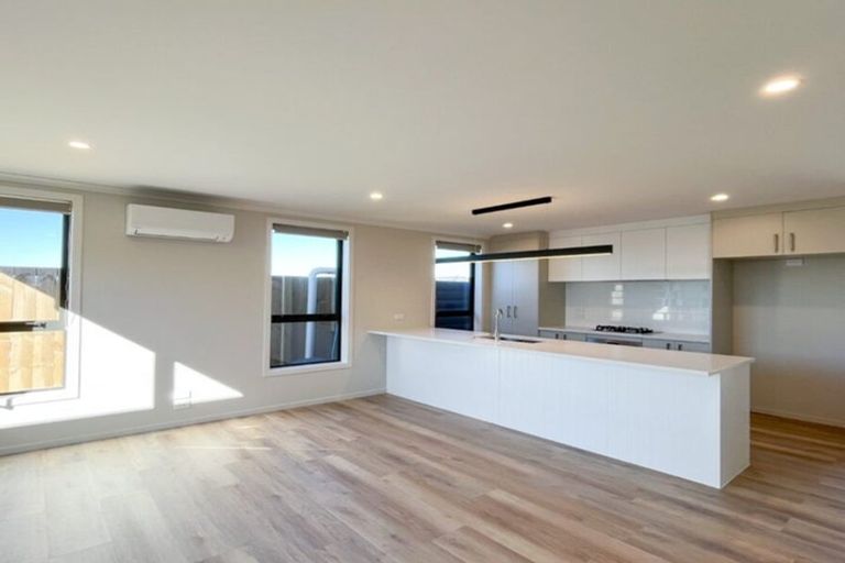 Photo of property in 28 Waruhia Crescent, Rototuna North, 3281