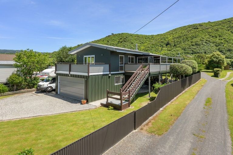 Photo of property in 14 Beach Road, Waikawa, Picton, 7220