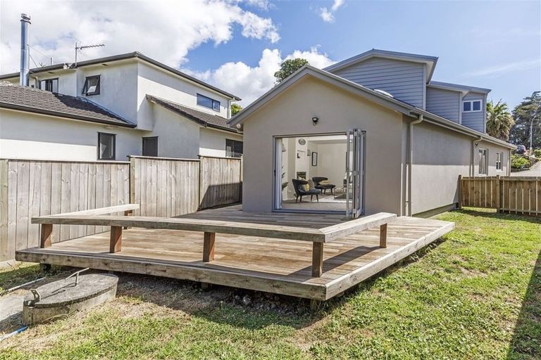 Photo of property in 280a East Coast Road, Forrest Hill, Auckland, 0620