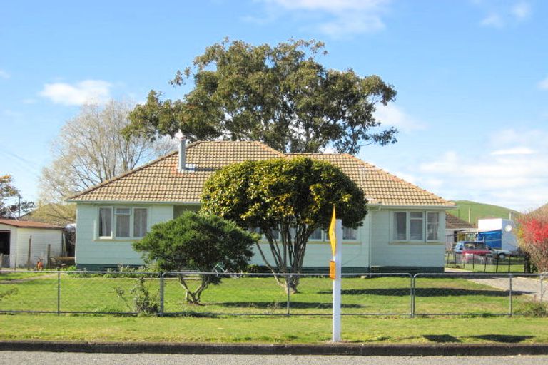 Photo of property in 14 Charles Street, Takapau, 4203