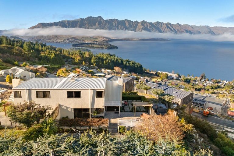 Photo of property in 110b Wynyard Crescent, Fernhill, Queenstown, 9300