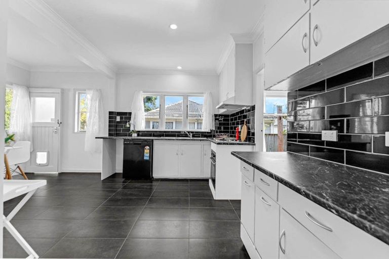 Photo of property in 92 Mangere Road, Otahuhu, Auckland, 1062