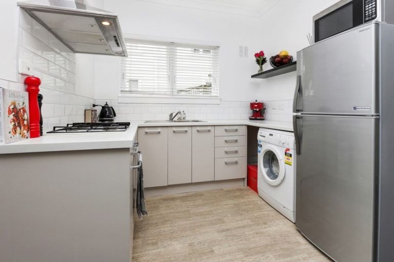 Photo of property in Illawarra Flats, 11/6 Brighton Road, Parnell, Auckland, 1052