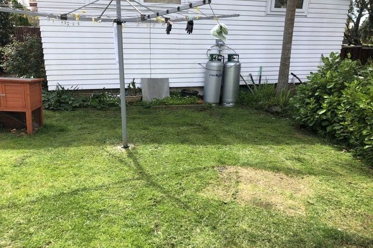 Photo of property in 1 Taioma Crescent, Te Atatu Peninsula, Auckland, 0610