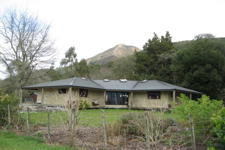 Photo of property in 1 Stock Road, Murchison, 7007