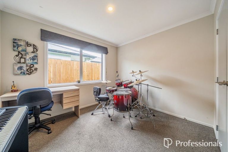 Photo of property in 98 Farmer Crescent, Taita, Lower Hutt, 5011