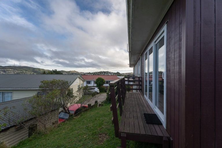 Photo of property in 9 Chetwode Grove, Newlands, Wellington, 6037