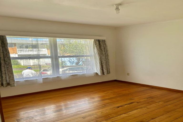 Photo of property in 32 Raleigh Road, Northcote, Auckland, 0627