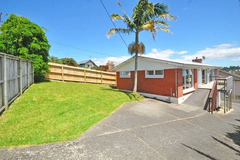 Photo of property in 2/390 Glenfield Road, Glenfield, Auckland, 0629