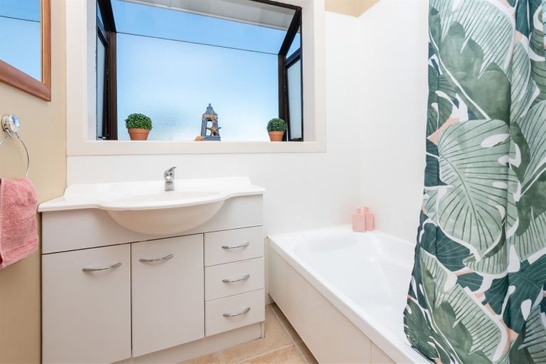 Photo of property in 105 Ridge Road, Howick, Auckland, 2014