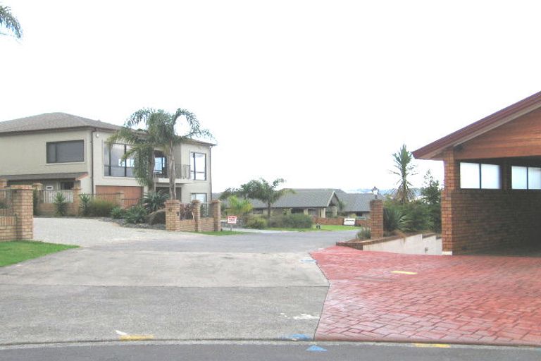 Photo of property in 37 Reflection Drive, West Harbour, Auckland, 0618