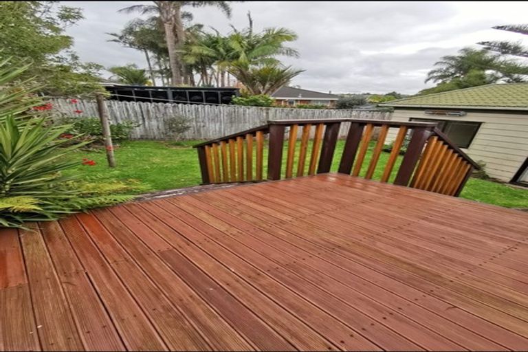 Photo of property in 16 Raphael Place, West Harbour, Auckland, 0618