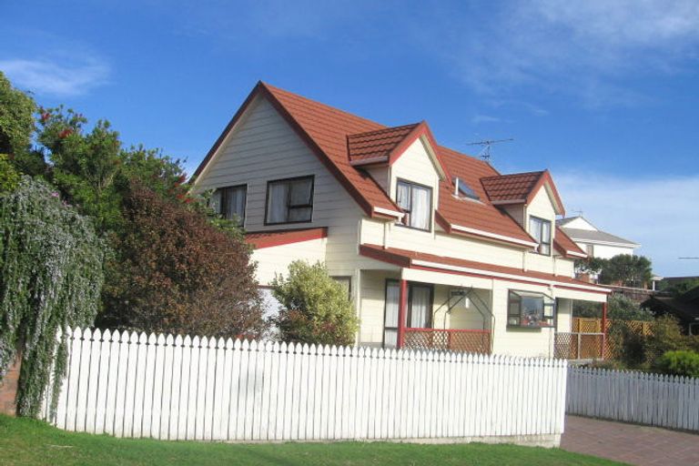 Photo of property in 12 Kinnel Grove, Papakowhai, Porirua, 5024