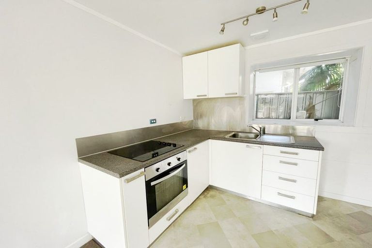 Photo of property in 24 Tiri Tiri Road, Birkdale, Auckland, 0626