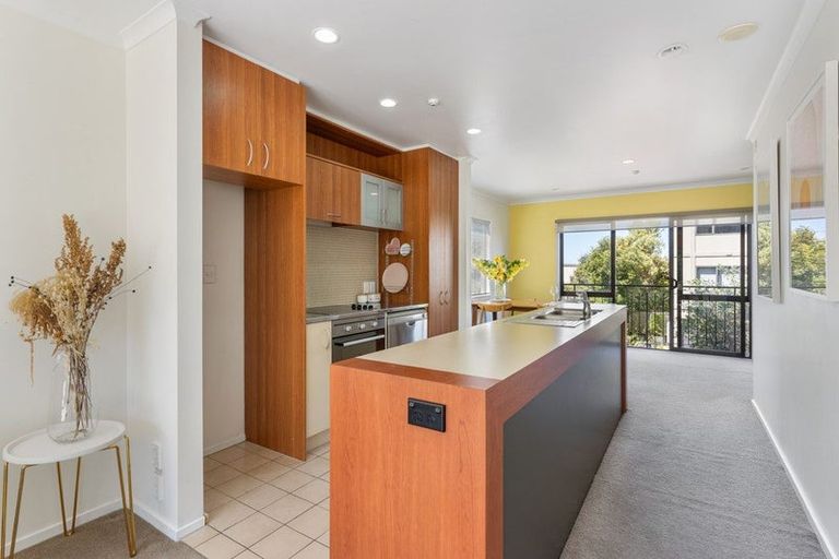 Photo of property in Harbour View Terraces, 9/170 Mokoia Road, Chatswood, Auckland, 0626