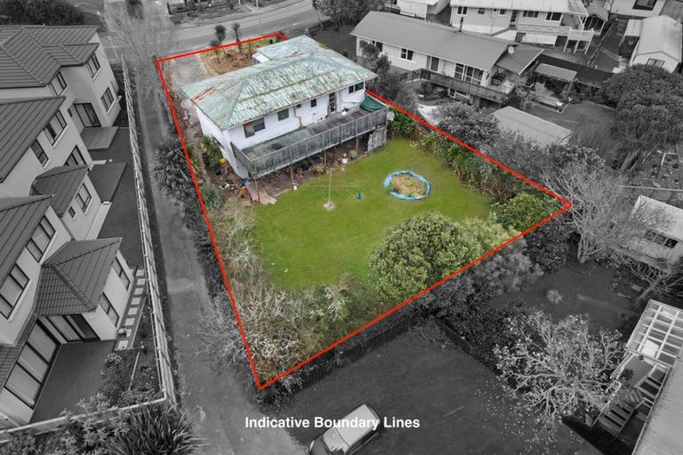 Photo of property in 12 Ozich Avenue, Te Atatu South, Auckland, 0610