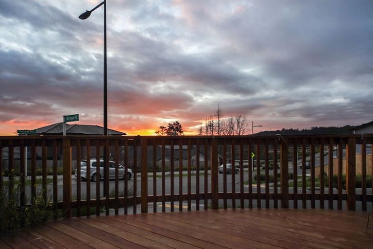 Photo of property in 2 Barrique Road, Kumeu, 0810