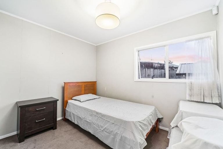 Photo of property in 35 Waimumu Road, Massey, Auckland, 0614