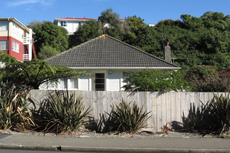 Photo of property in 6 Wakely Road, Newlands, Wellington, 6037