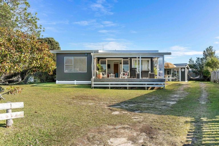 Photo of property in 132 Achilles Avenue, Whangamata, 3620