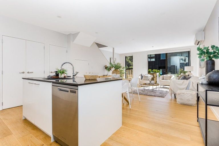 Photo of property in 24 Rua Kai Way, Brooklyn, Wellington, 6021