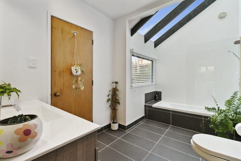 Photo of property in 9 Scarboro Terrace, Murrays Bay, Auckland, 0630
