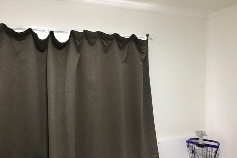 Photo of property in 4 Vanguard Road, Kelston, Auckland, 0602