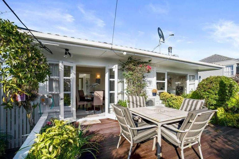 Photo of property in 1/290 East Coast Road, Forrest Hill, Auckland, 0620