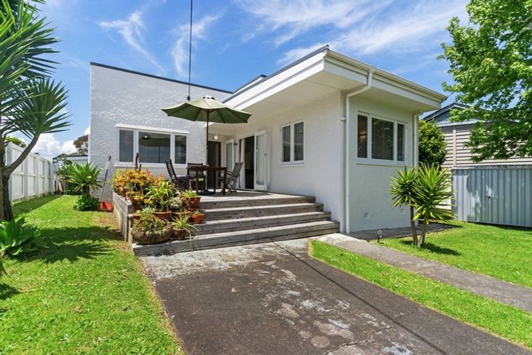 Photo of property in 92 Astley Avenue, New Lynn, Auckland, 0600