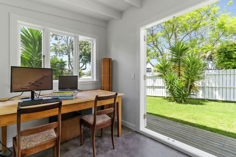 Photo of property in 92 Astley Avenue, New Lynn, Auckland, 0600