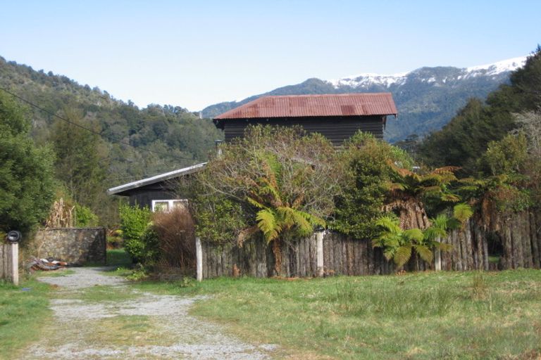 Photo of property in 2 Stafford Street, Blackball, 7804