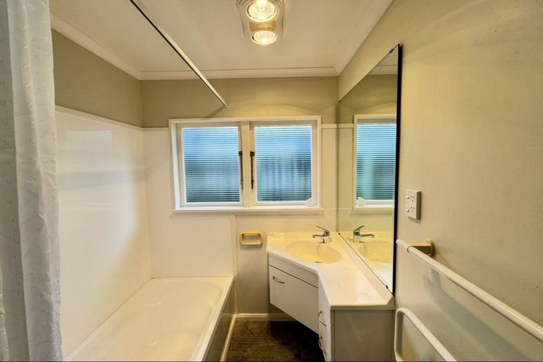 Photo of property in 75 Pahiatua Street, Hokowhitu, Palmerston North, 4410