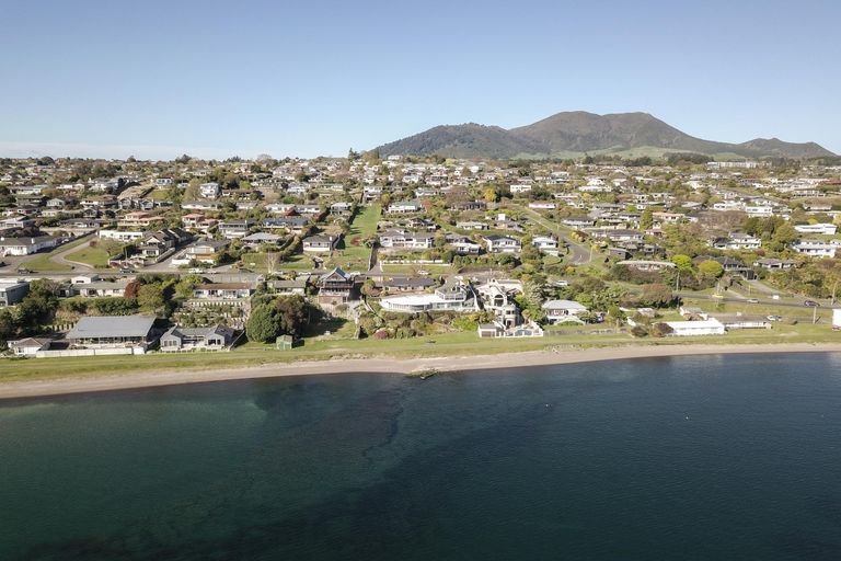 Photo of property in 175b Lake Terrace, Hilltop, Taupo, 3330