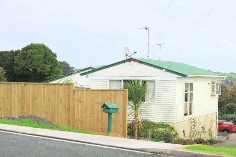 Photo of property in 16 Moffat Road, Red Beach, 0932