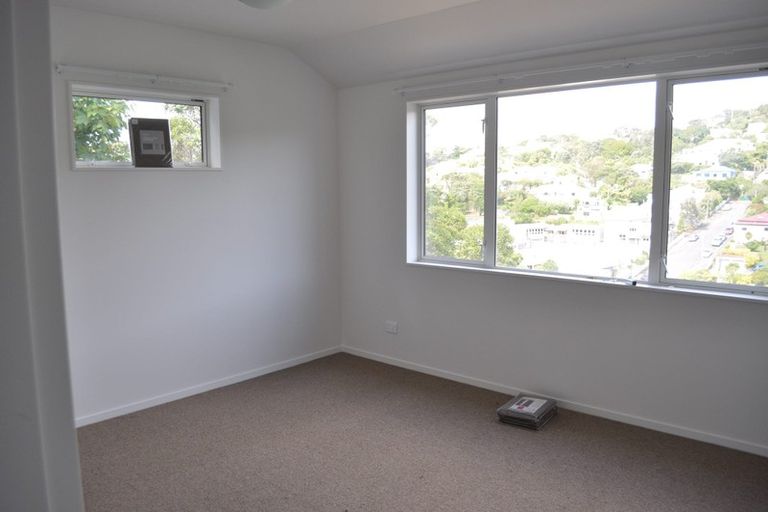 Photo of property in 8 Kopiko Way, Brooklyn, Wellington, 6021