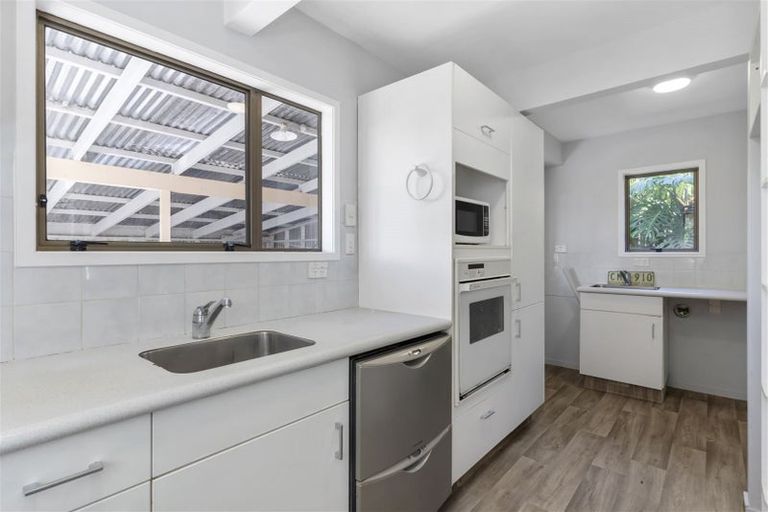 Photo of property in 1/6 Tahinga Street, Northcote, Auckland, 0627