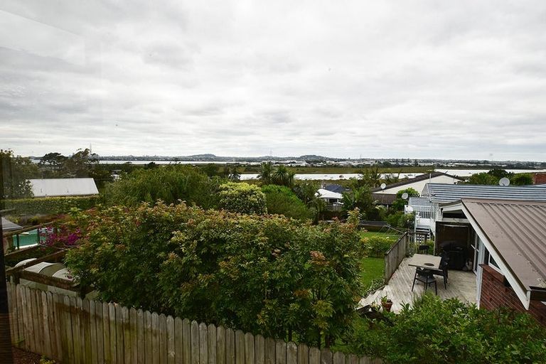 Photo of property in 26 Jaemont Avenue, Te Atatu South, Auckland, 0610
