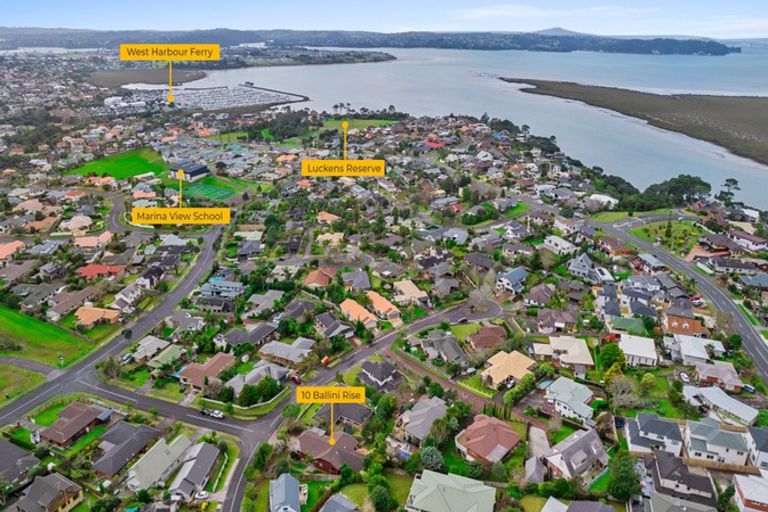 Photo of property in 10 Ballini Rise, West Harbour, Auckland, 0618