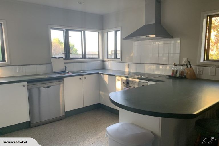 Photo of property in 8 Schnapper Rock Road, Schnapper Rock, Auckland, 0632