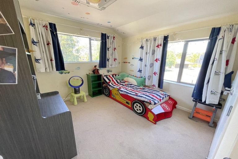 Photo of property in 19 Barnsley Place, Henderson, Auckland, 0612