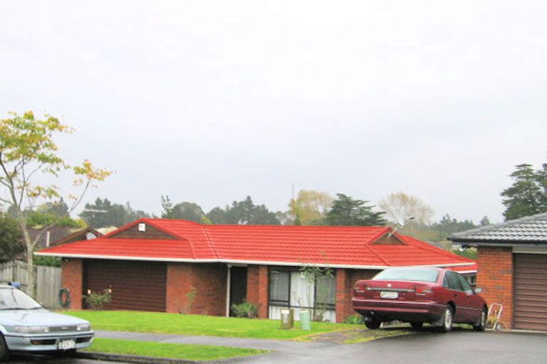 Photo of property in 35 Pinewood Grove, Botany Downs, Auckland, 2010